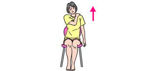 右手で左の肩を押さえ、力をいれて左肩を上げ、ストンと落とす。右肩も同様に行う。